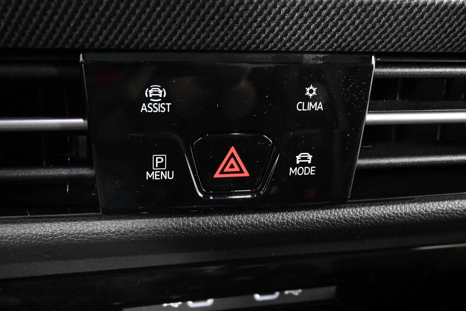 New 2026 Opal White Pearl Volkswagen SE image 28