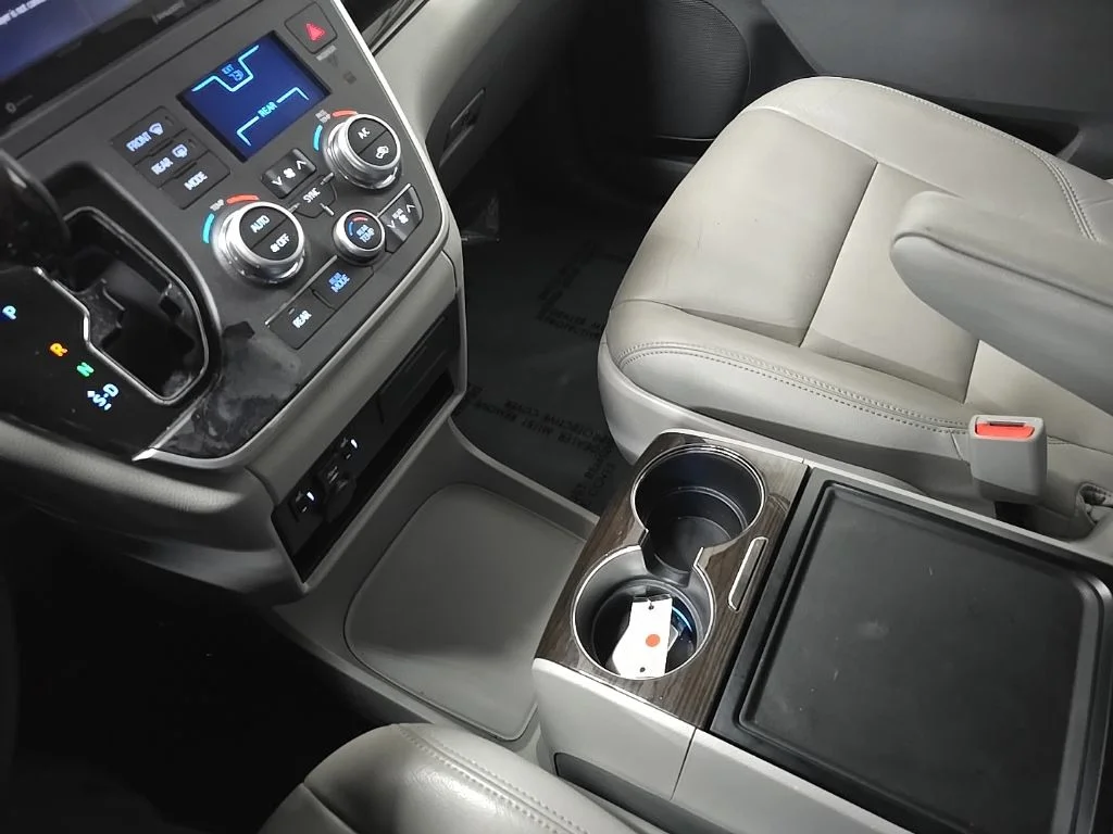 Used 2020 White Toyota XLE image 27