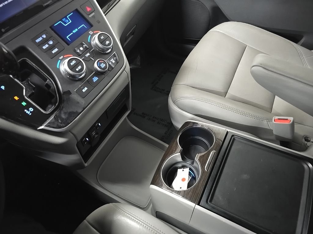 Used 2020 White Toyota XLE image 27