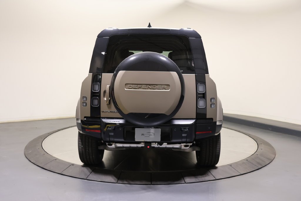 New 2026 Gondwana Stone Metallic Land Rover X-Dynamic SE image 4