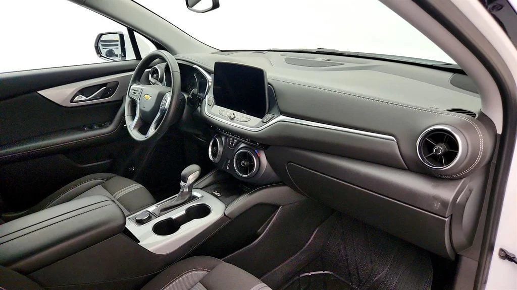 Used 2024 Summit White Chevrolet FWD 4dr 2LT Cloth w/ Convenience & Driver Confidence Pkgs image 25