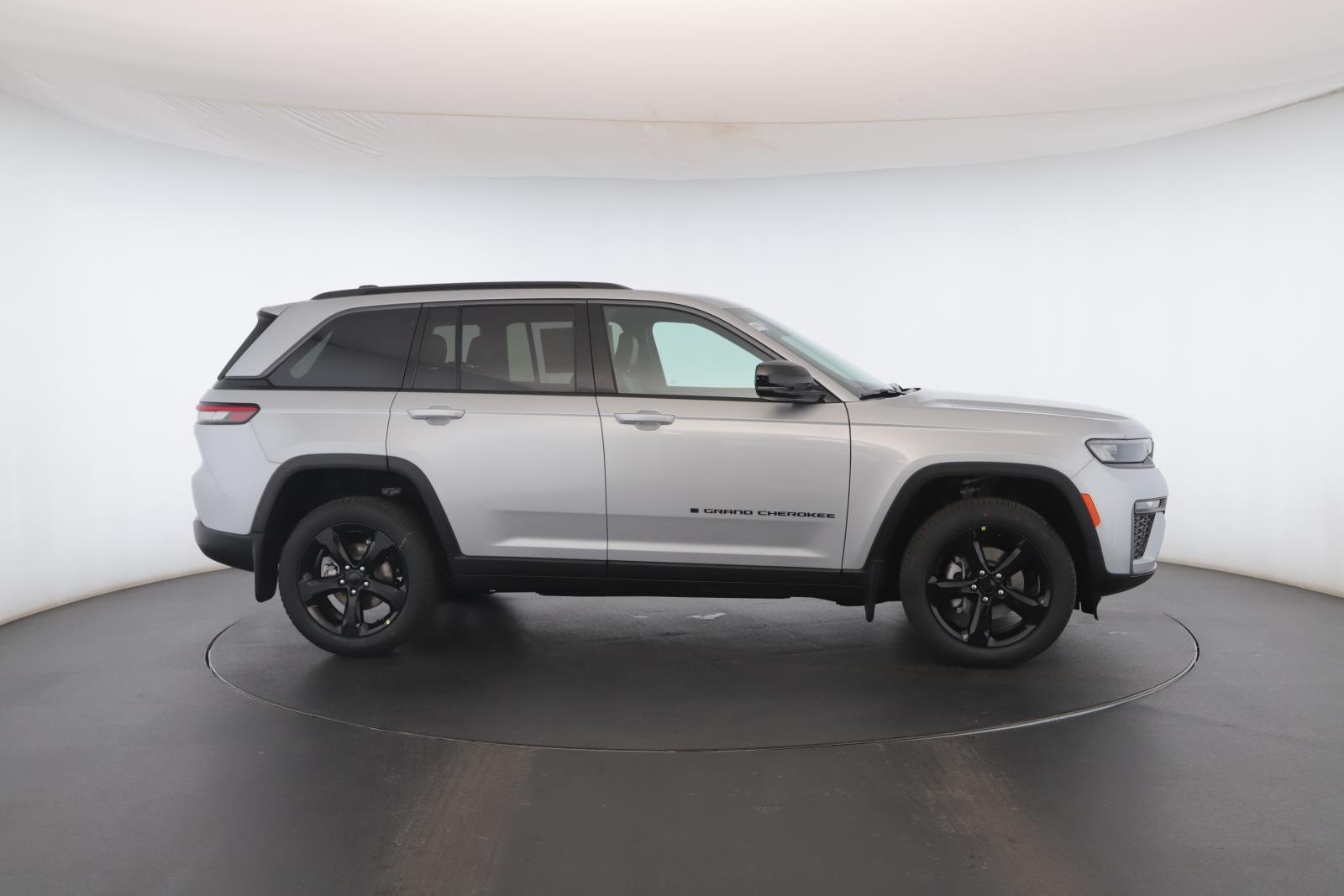 New 2026 Silver Zynith Exterior Paint Jeep Limited image 18