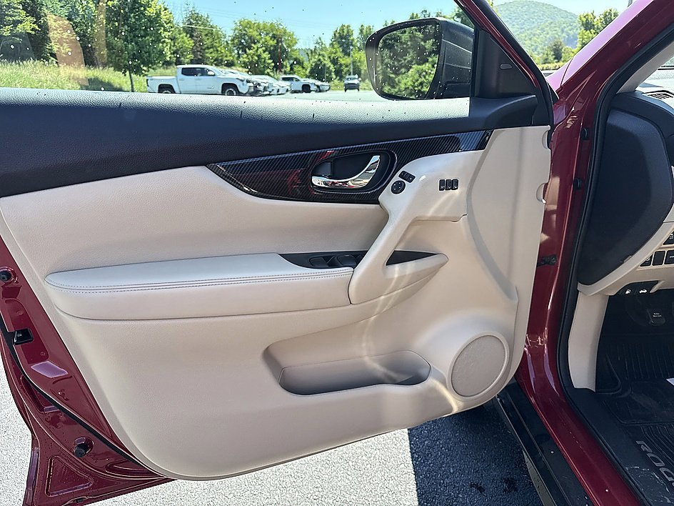 Used 2017 Palatial Ruby Nissan SL image 10