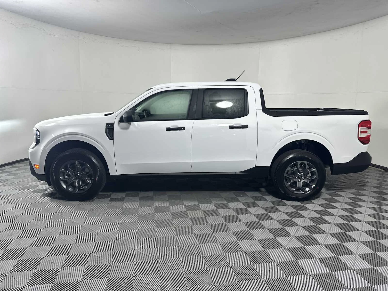 New 2026 Oxford White Ford XLT image 4
