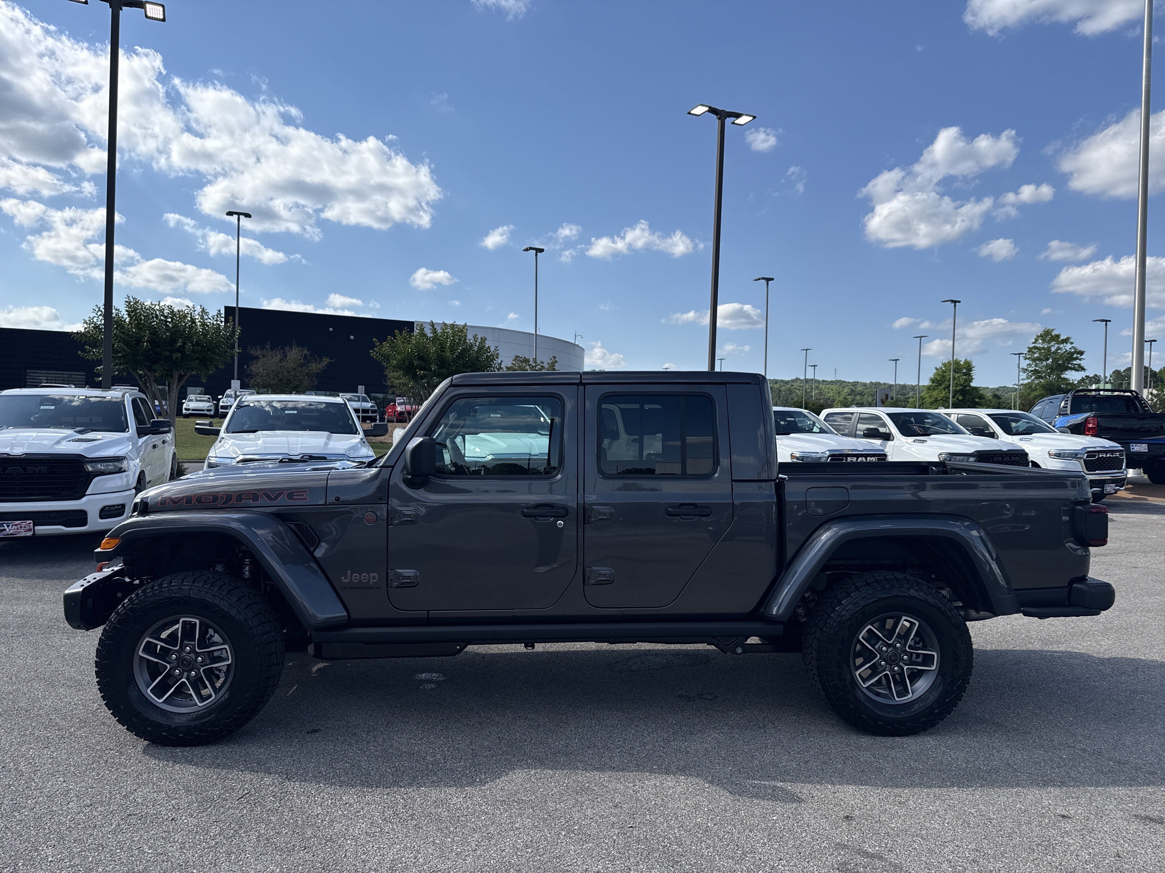 New 2026 Granite Crystal Metallic Clear-Coat Exterior Paint Jeep Mojave X image 4