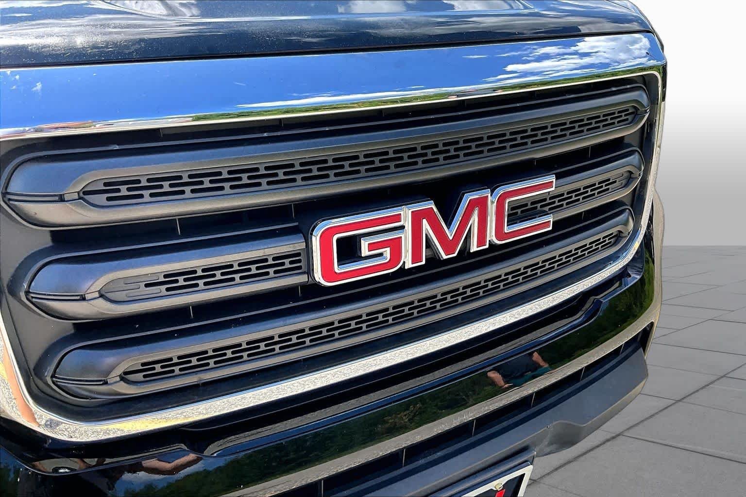 Used 2017 Onyx Black GMC 2WD SL image 32