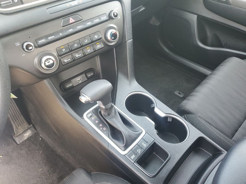 Used 2022 Snow White Pearl Kia LX image 17