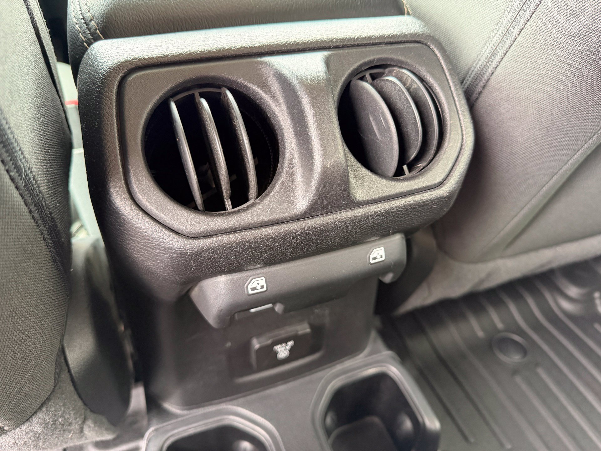 Used 2020 White Jeep Unlimited Sahara image 34