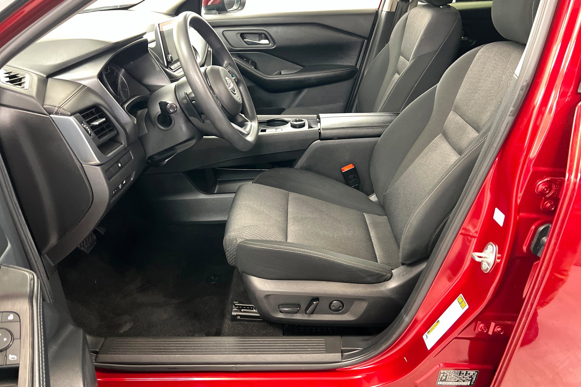 2024 Nissan Rogue SV - Photo 18