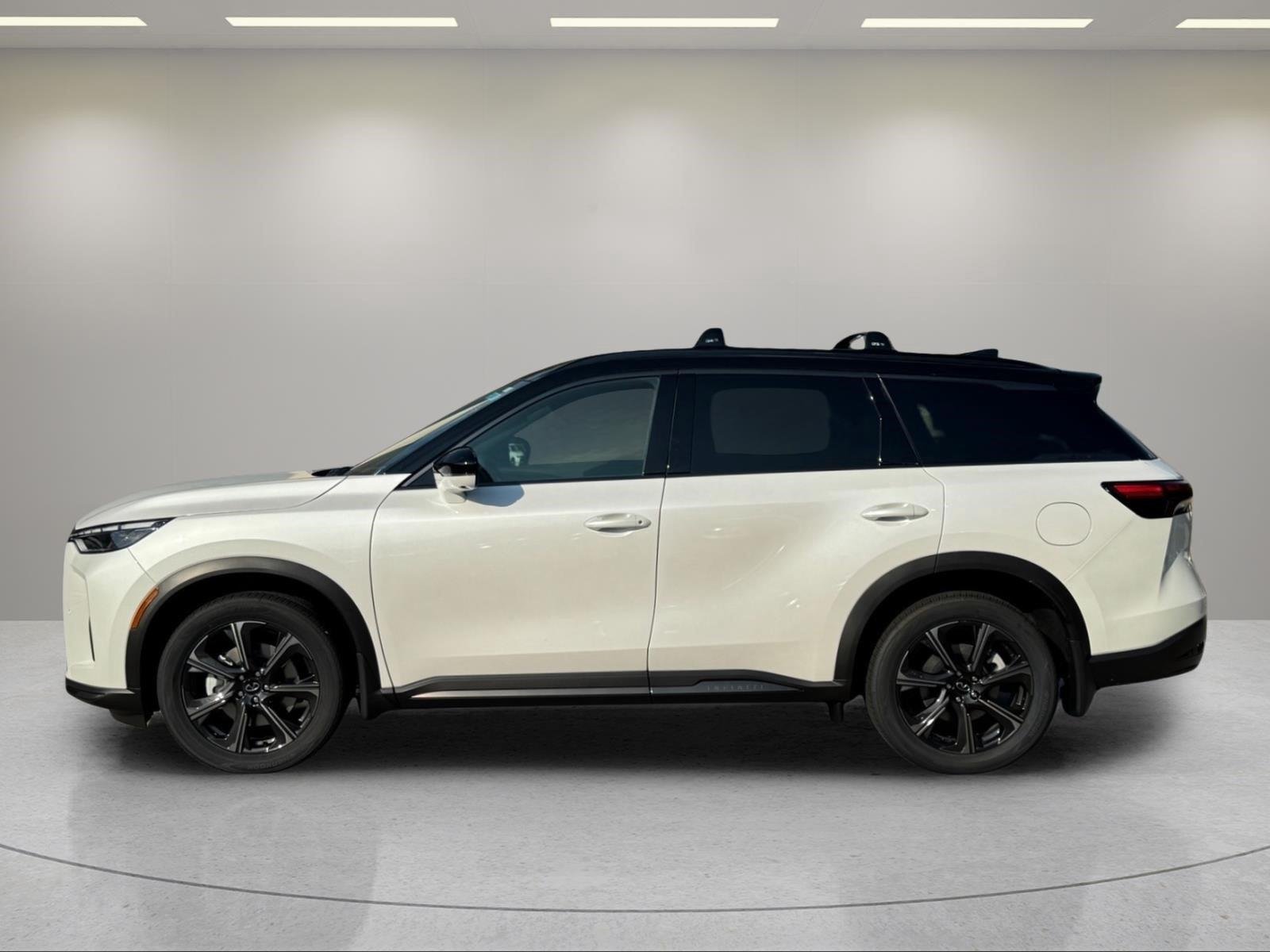 New 2027 2T RAD WHT INFINITI Autograph AWD image 2