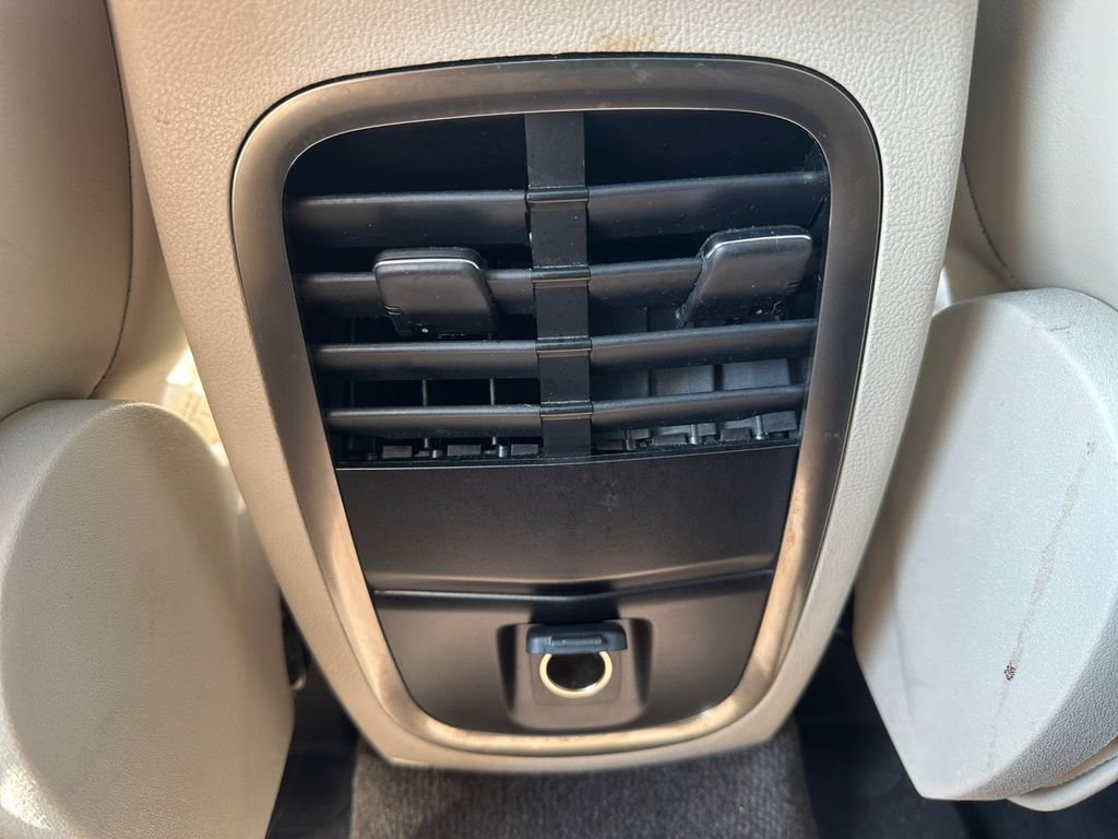 Used 2017 White Lincoln Select image 24