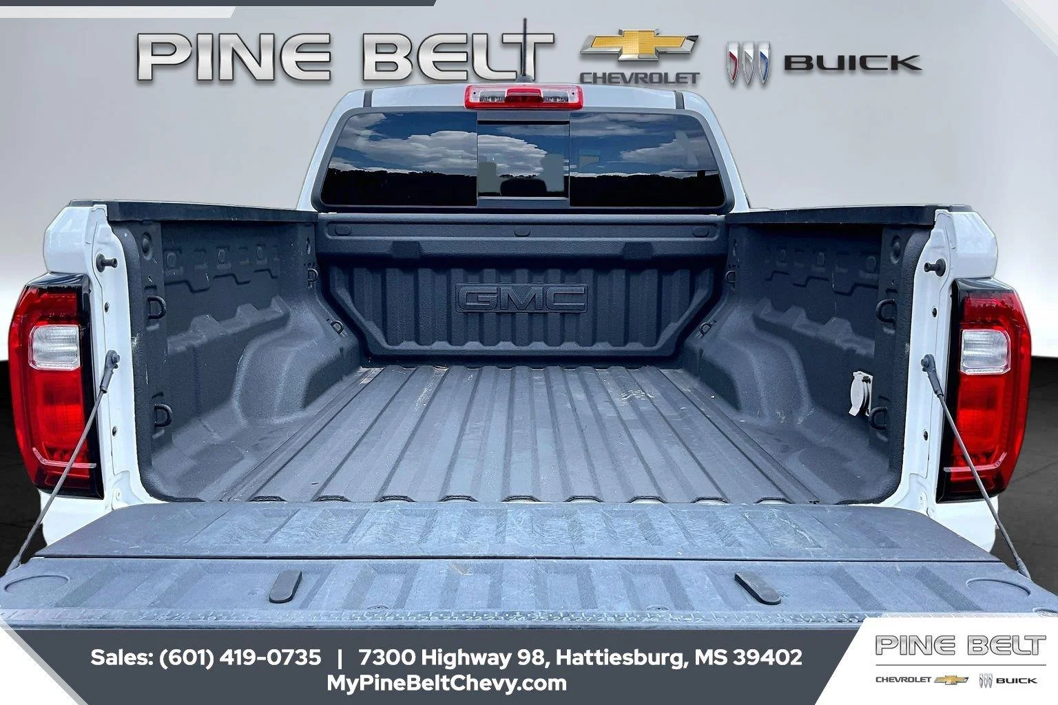 Used 2023 SUMMIT WHITE GMC 4WD AT4 image 5