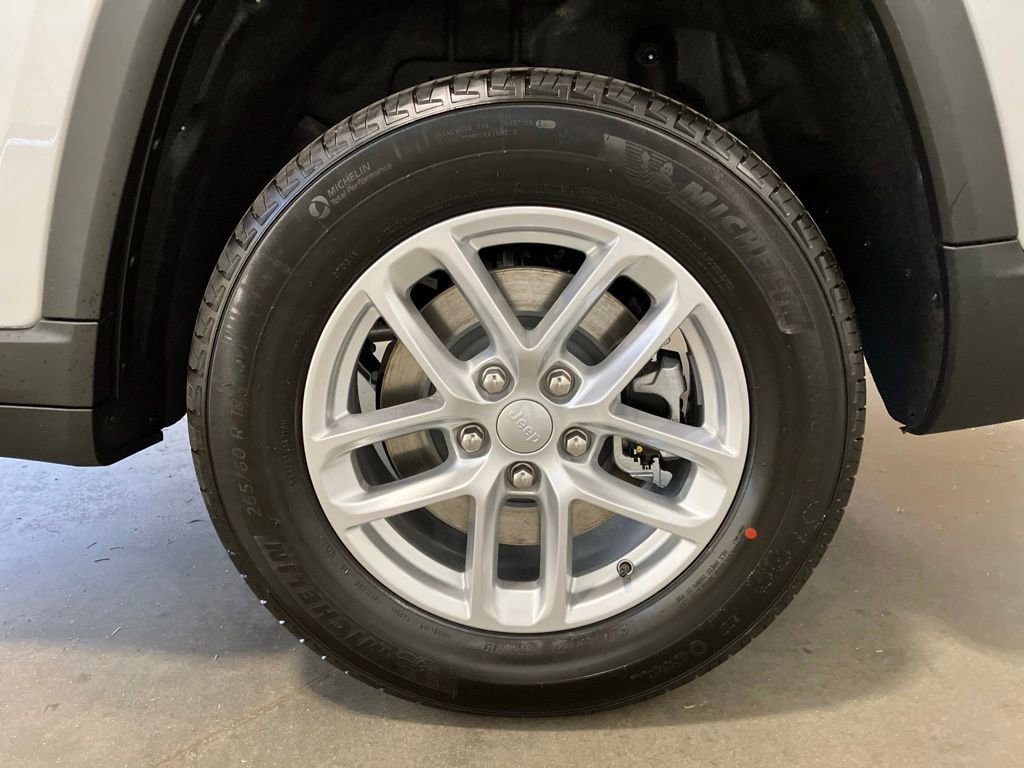 New 2026 Silver Zynith Exterior Paint Jeep Laredo X image 30