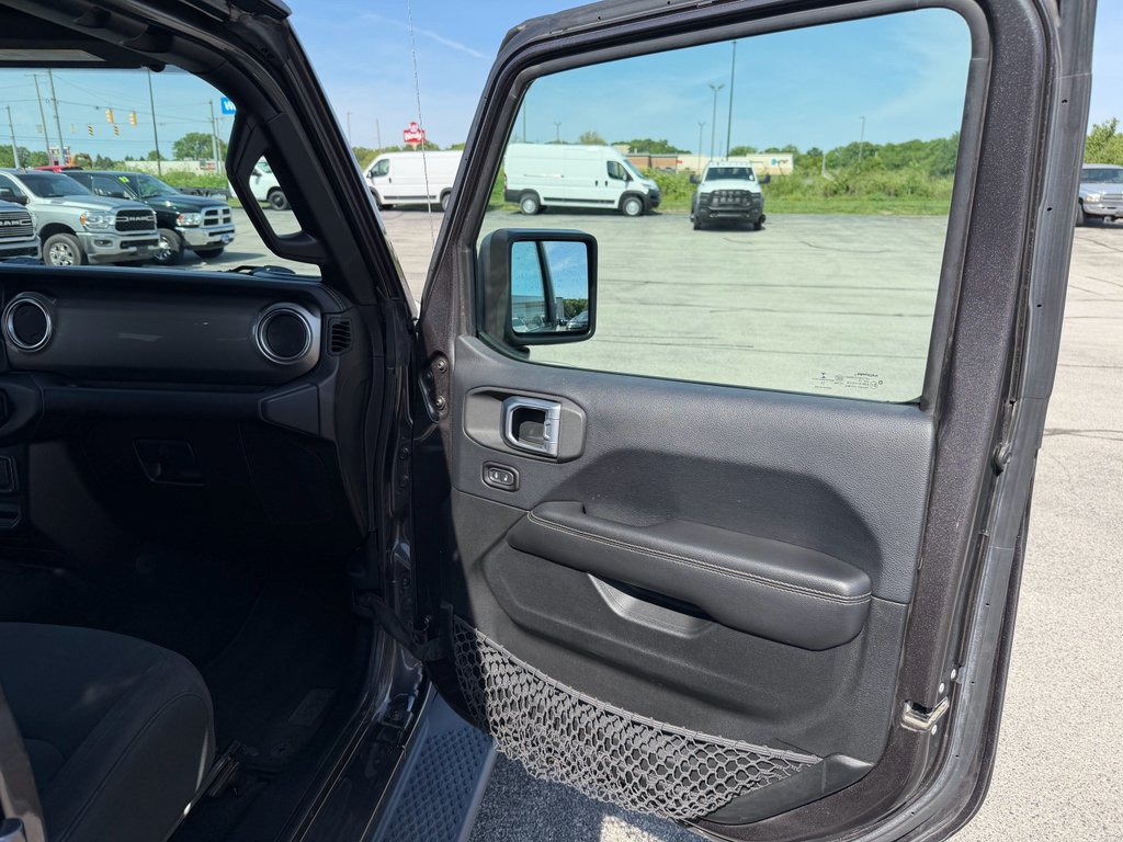 Used 2019 Granite Crystal Metallic Clearcoat Jeep Sahara image 11