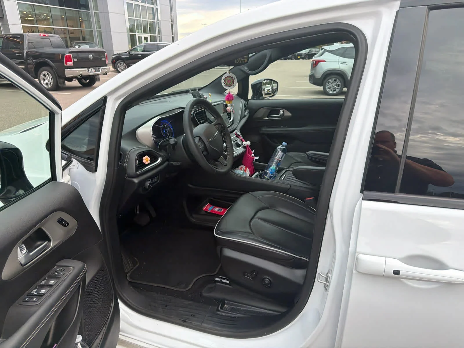 Used 2024 Bright White Clearcoat Chrysler Limited image 8