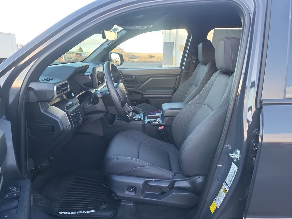 2025 Toyota Tacoma SR5 - Photo 10