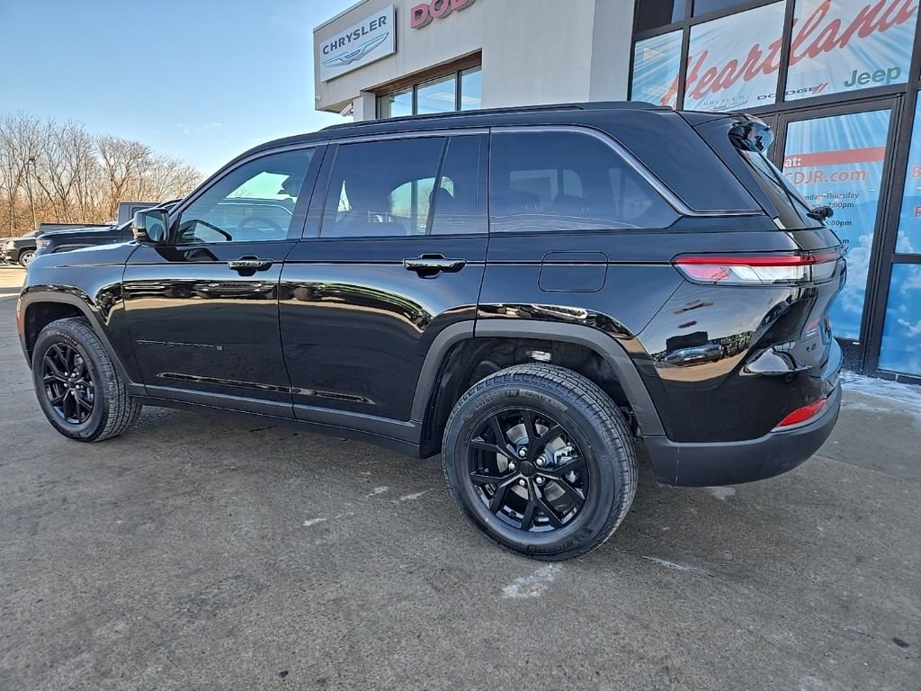 New 2026 Diamond Black Crystal Pearl-Coat Exterior Paint Jeep Altitude image 6