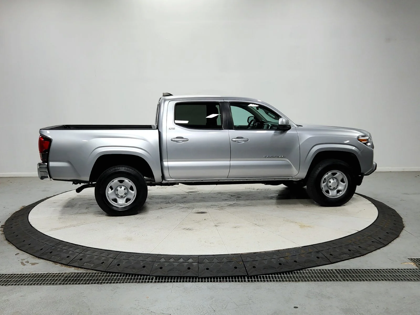 Used 2022 Silver Toyota SR5 image 9