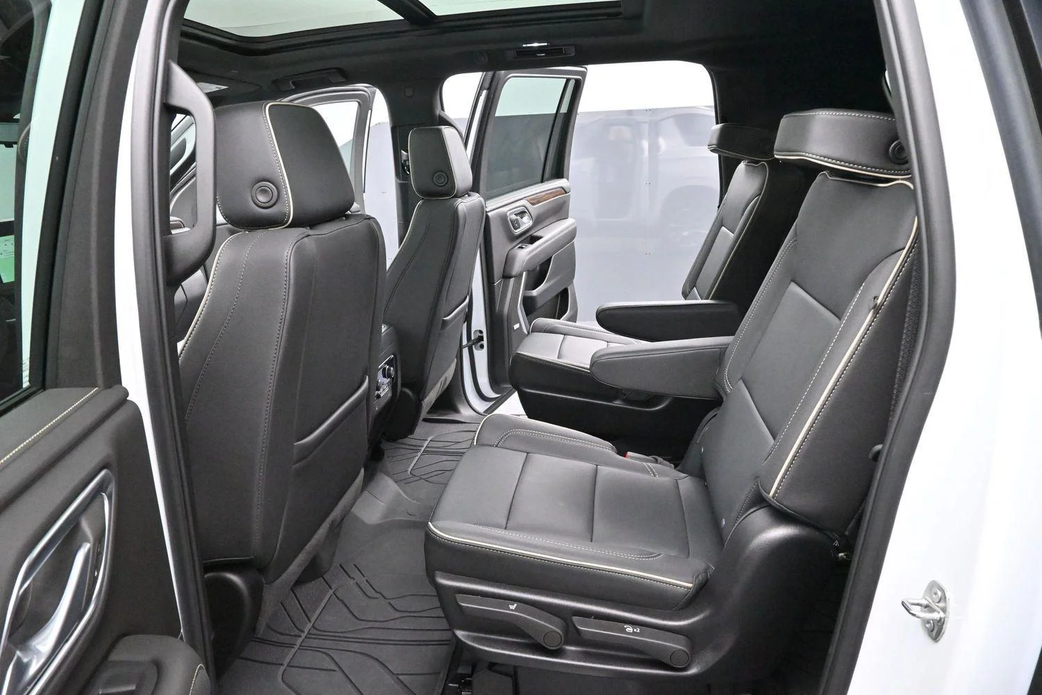 Used 2024 Summit White Chevrolet Premier image 31