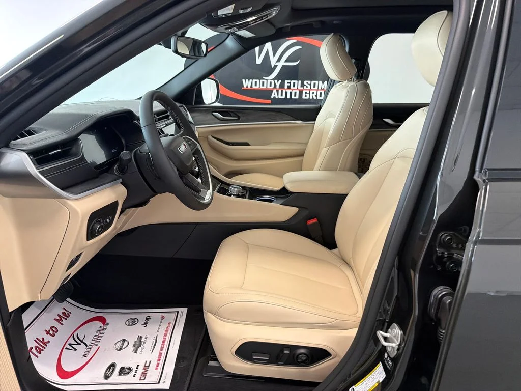 Used 2024  Jeep Limited image 10