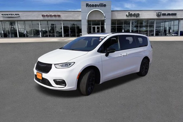 New 2026 Bright White Clear-Coat Exterior Paint Chrysler Limited image 8