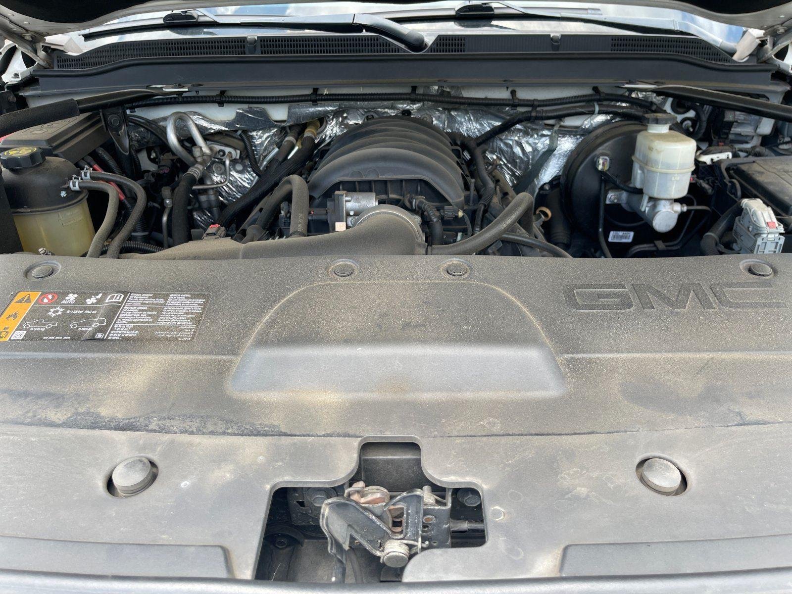 Used 2017 White Frost Tricoat GMC Denali image 9