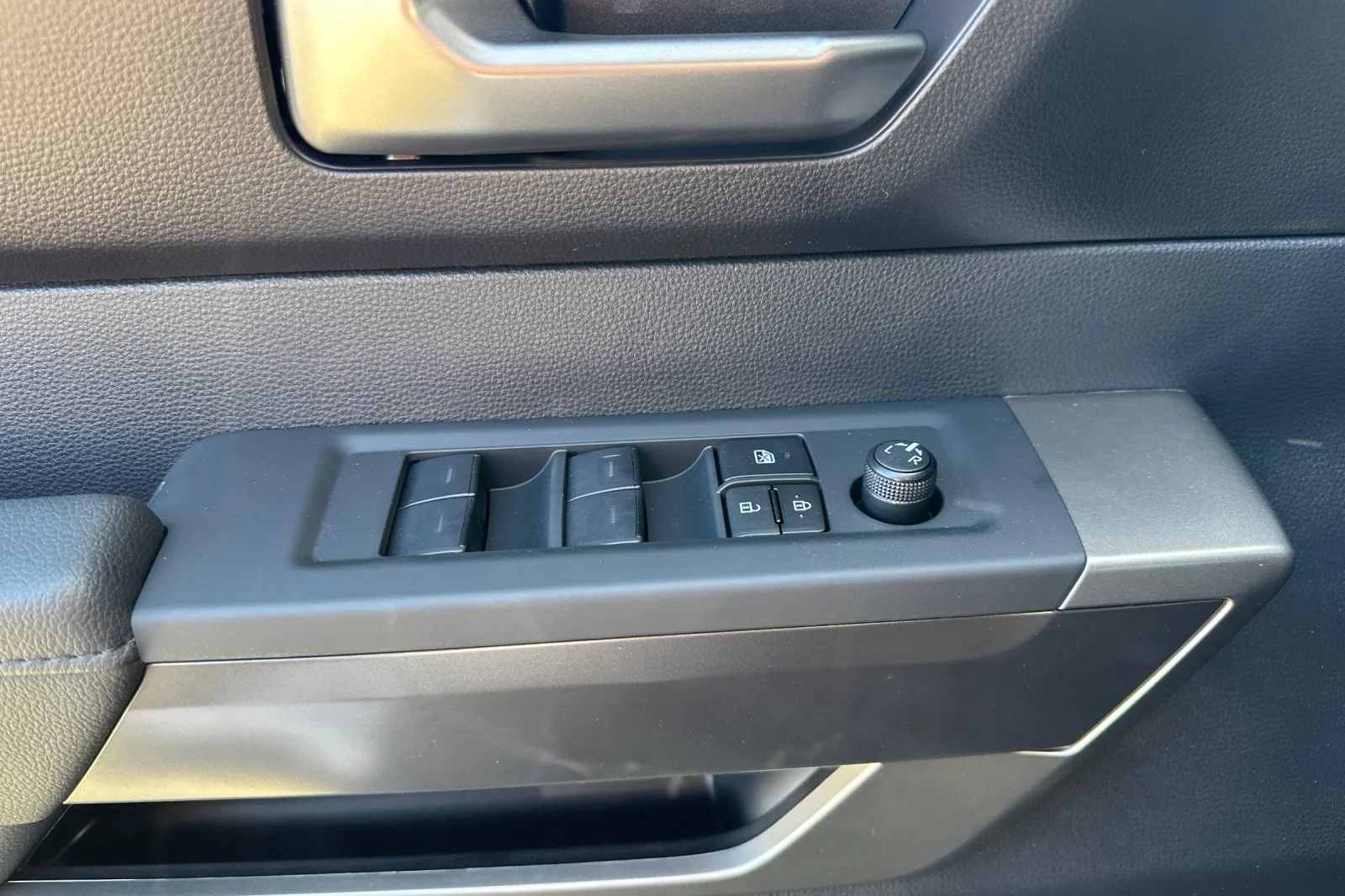 2026 Toyota Tundra SR5 - Photo 8
