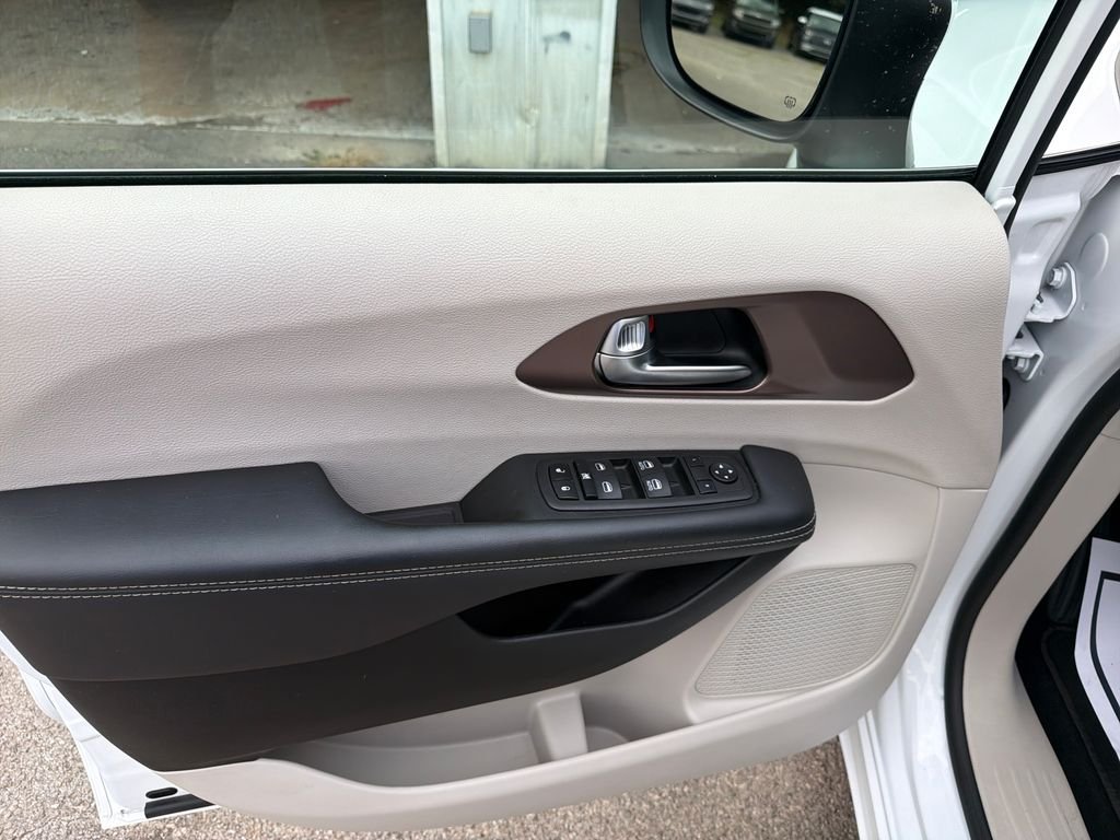 Used 2023 White Chrysler LX image 11
