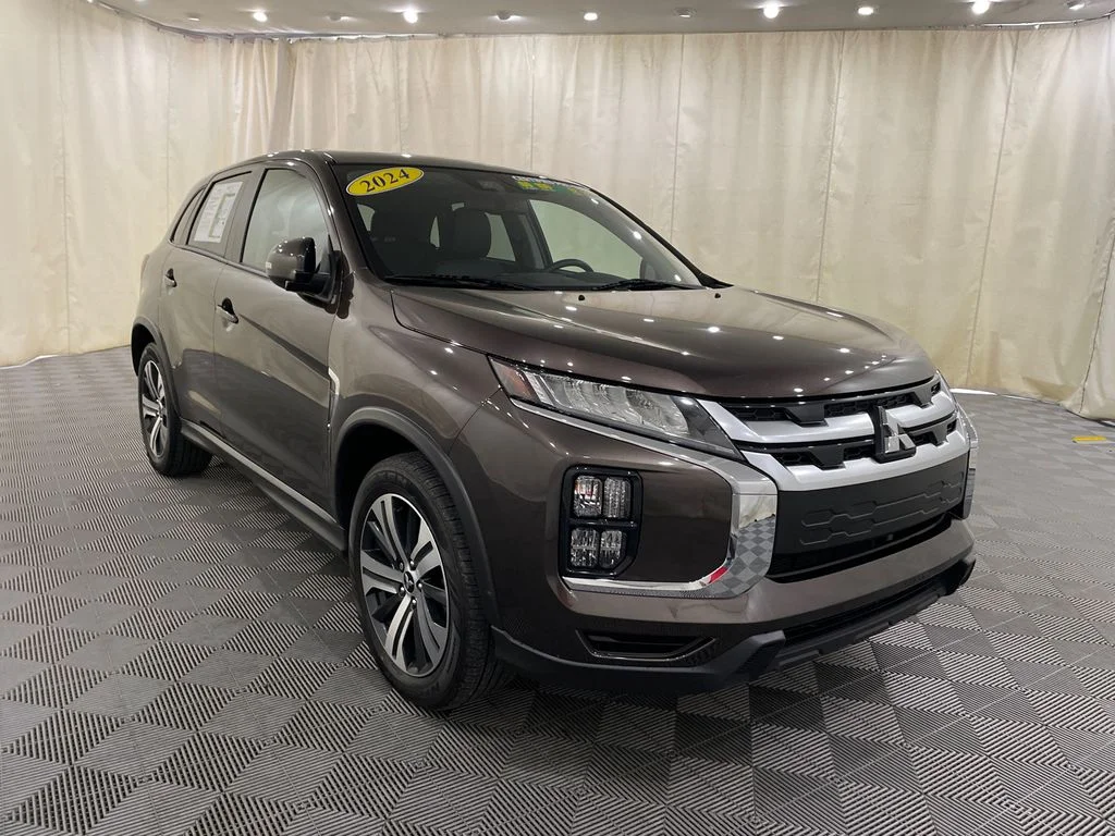 Used 2024 Oak Brown Metallic Mitsubishi SE image 3