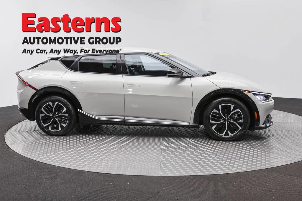 Used 2023 White Kia Wind image 4
