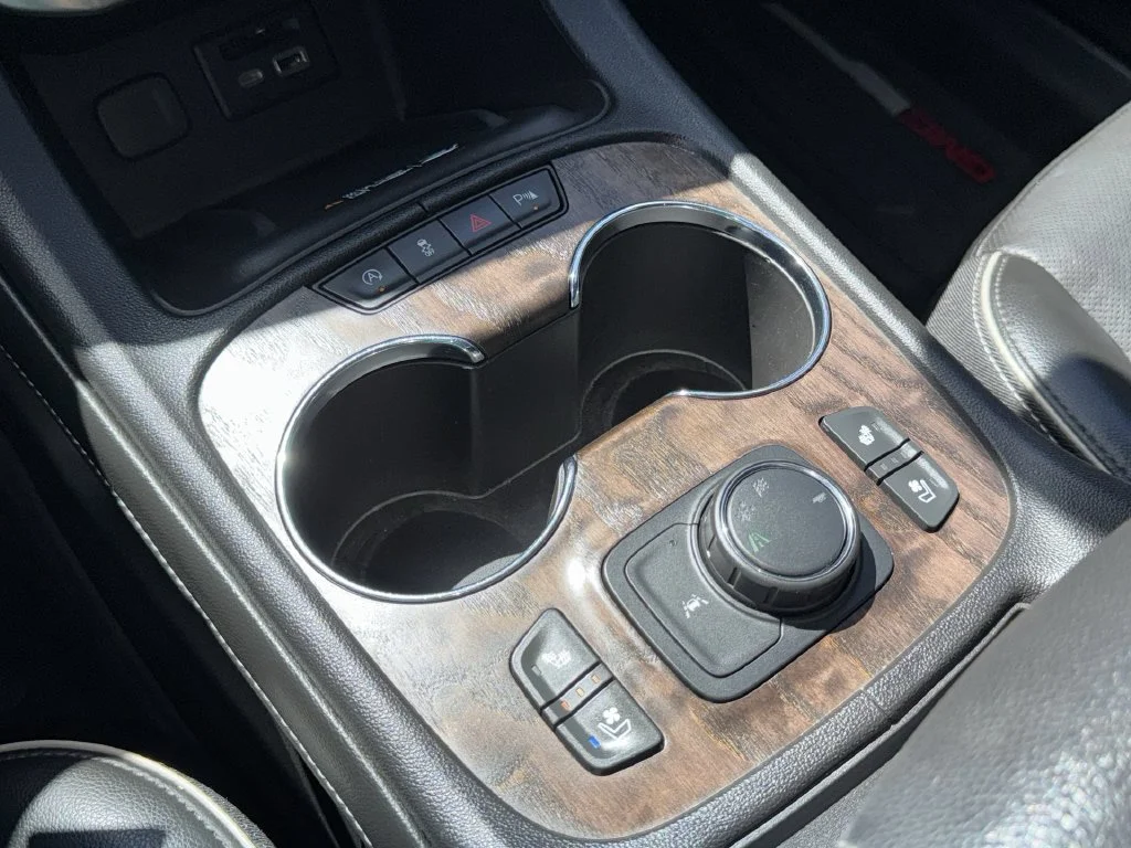 Used 2022 White GMC Denali image 36