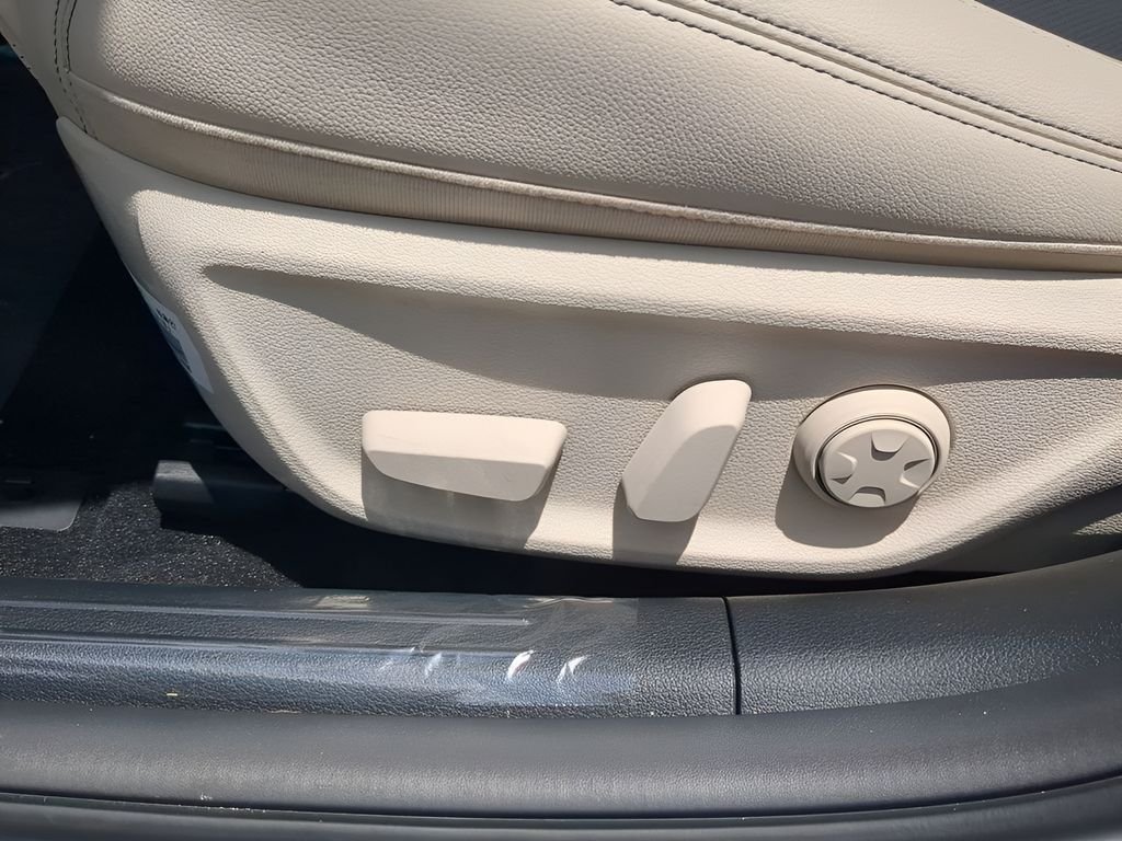 2026 GENESIS G70 Standard - Photo 16