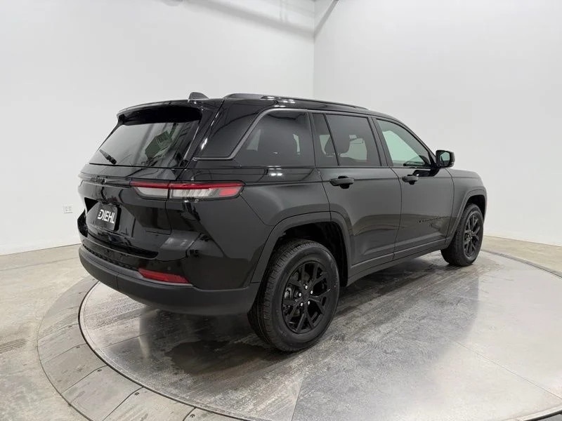New 2026 Diamond Black Crystal Pearl-Coat Exterior Paint Jeep Altitude image 7