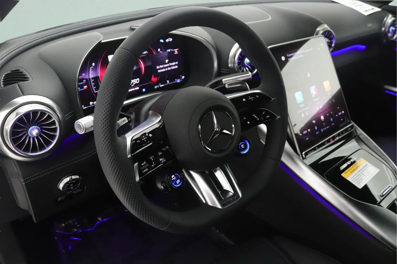 New 2026 MANUFAKTUR Moonlight White Metallic Mercedes-Benz Base 4MATIC® image 4