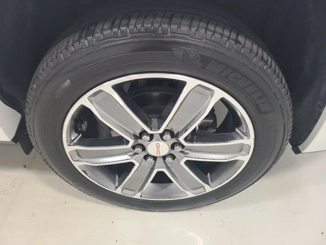 Used 2019 White Frost Tricoat GMC Denali image 39