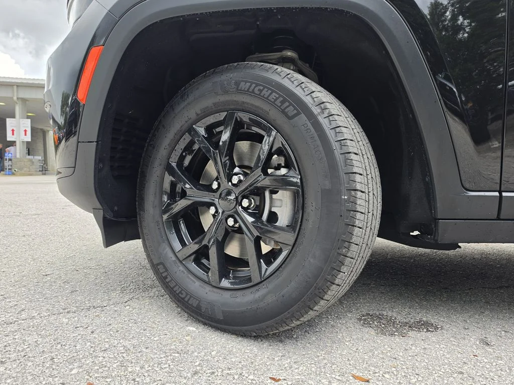 Used 2025 Diamond Black Jeep Altitude X image 34