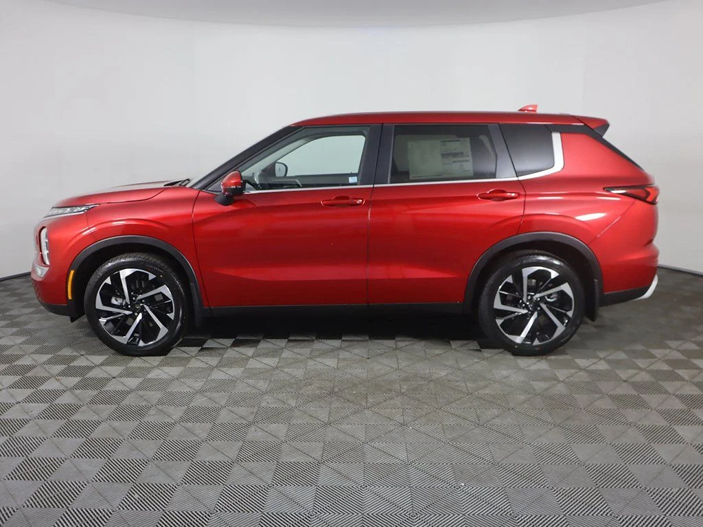 Used 2024 Red Mitsubishi SE image 18