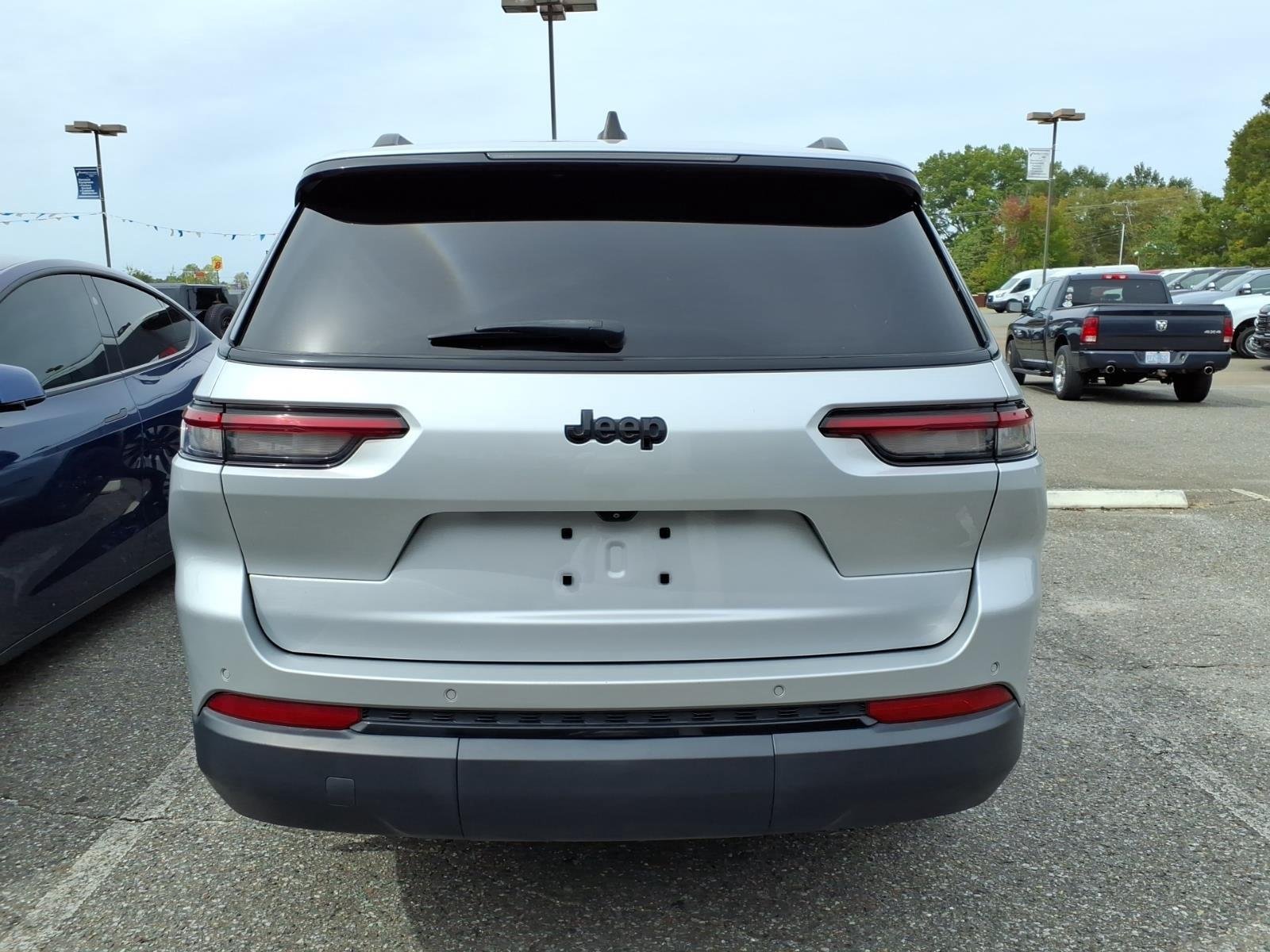 Used 2023 Silver Zynith Jeep Altitude image 4