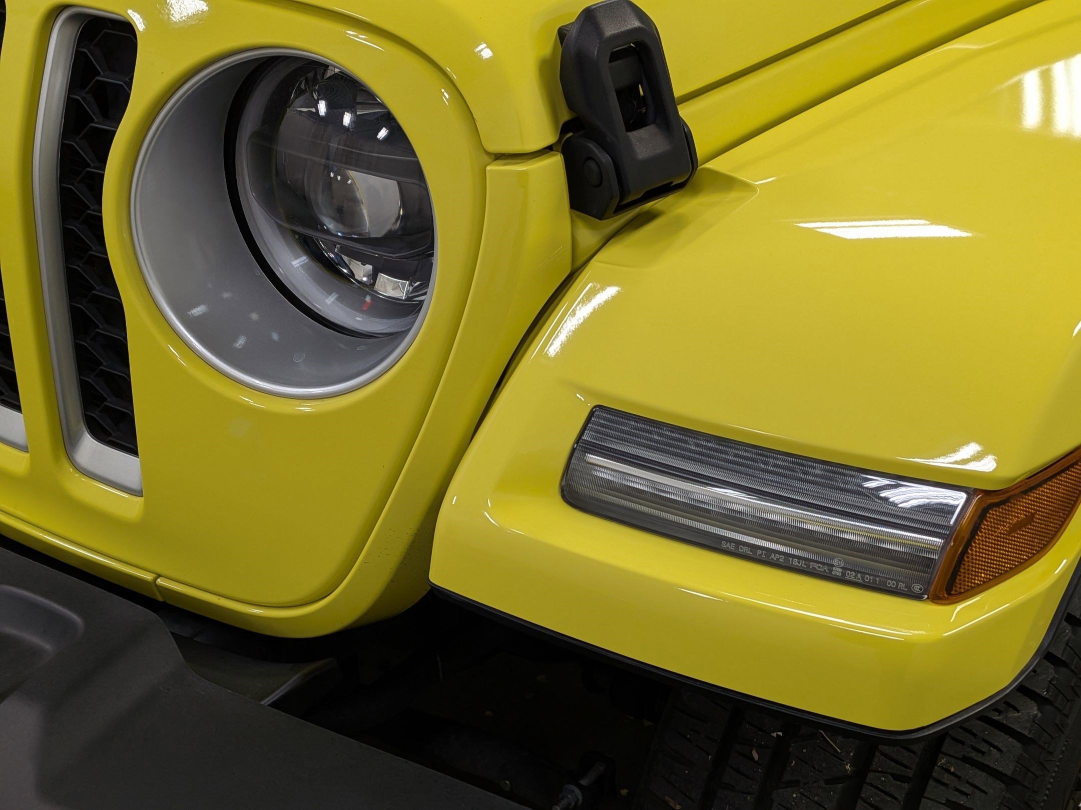 Used 2023 High Velocity Clearcoat Jeep Sahara image 11