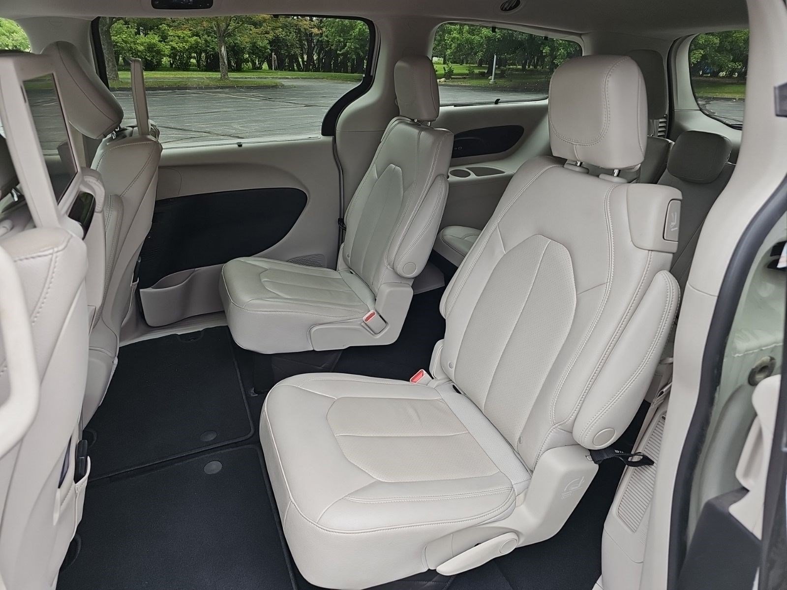 Used 2021 Luxury White Pearlcoat Chrysler Touring L image 17
