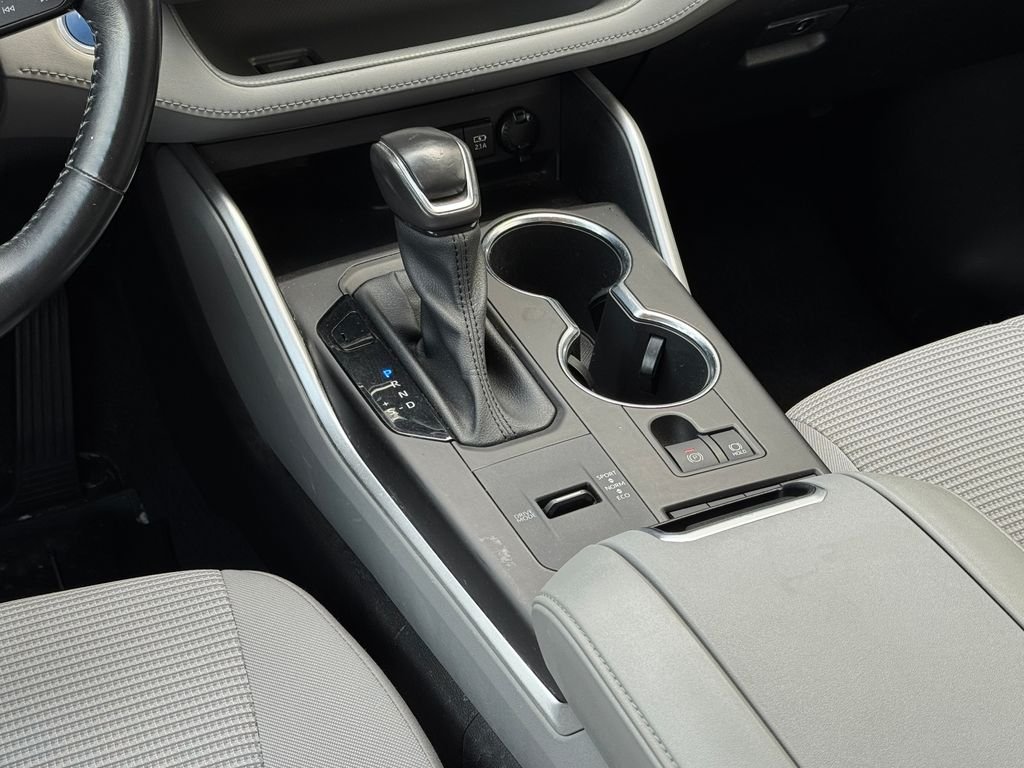 2021 Toyota Highlander LE - Photo 26
