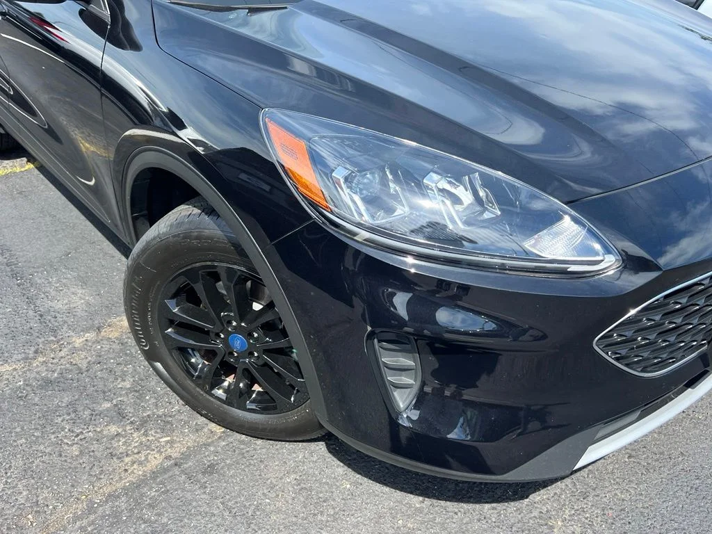 Certified Used 2022 Black Metallic Ford SE image 2