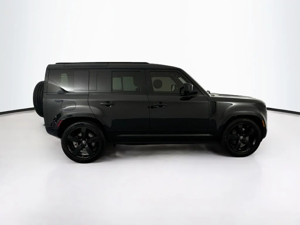 Used 2025 Black Land Rover X-Dynamic SE image 4