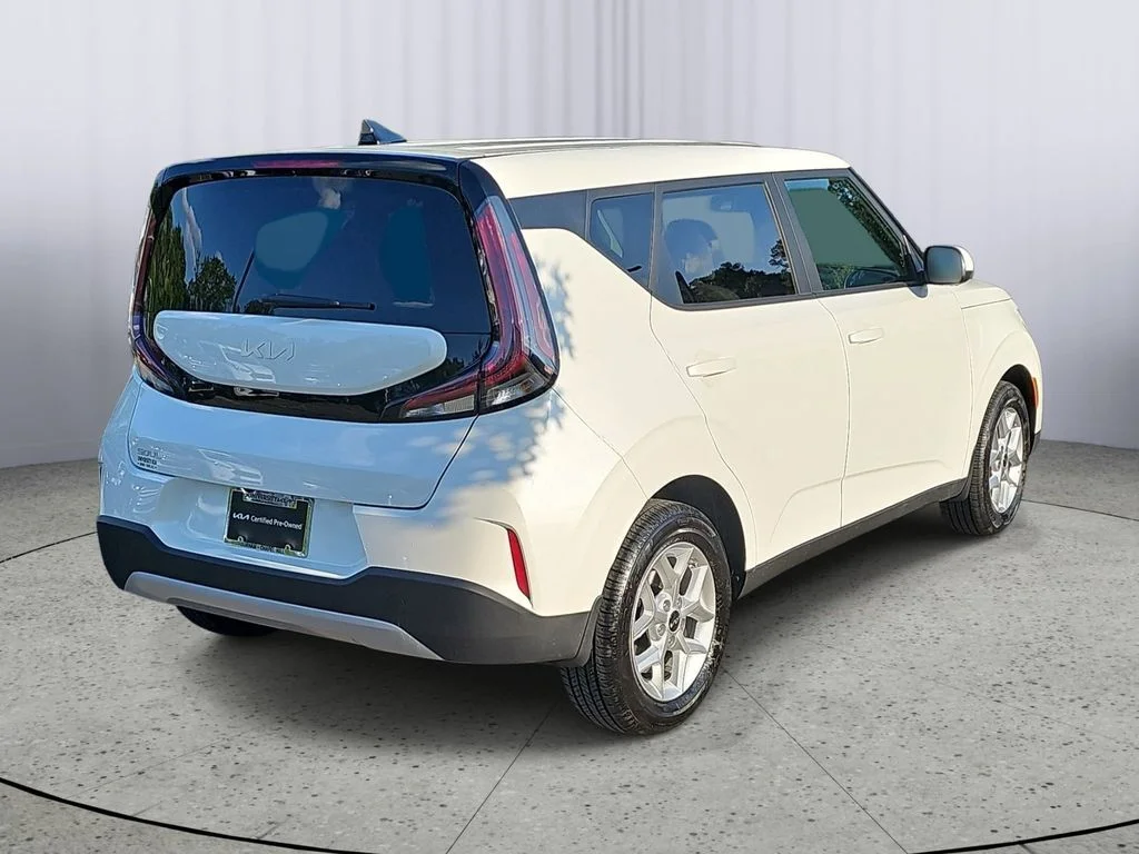 Used 2025 White Kia LX image 3