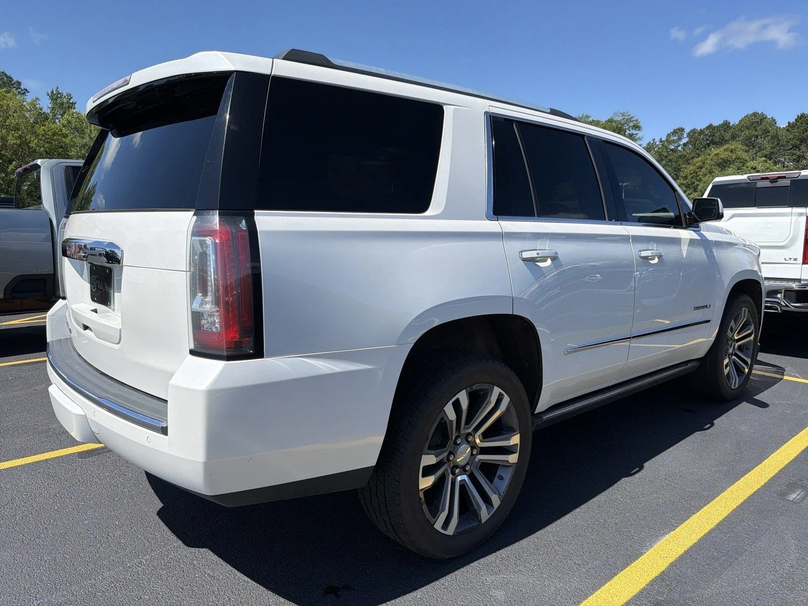 Used 2018 WHITE FROST TRICOAT GMC Denali image 3