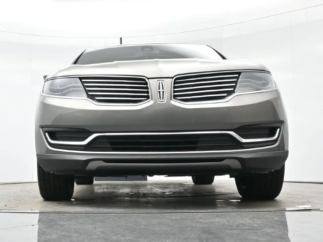 Used 2016 Luxe Metallic Lincoln Reserve image 27