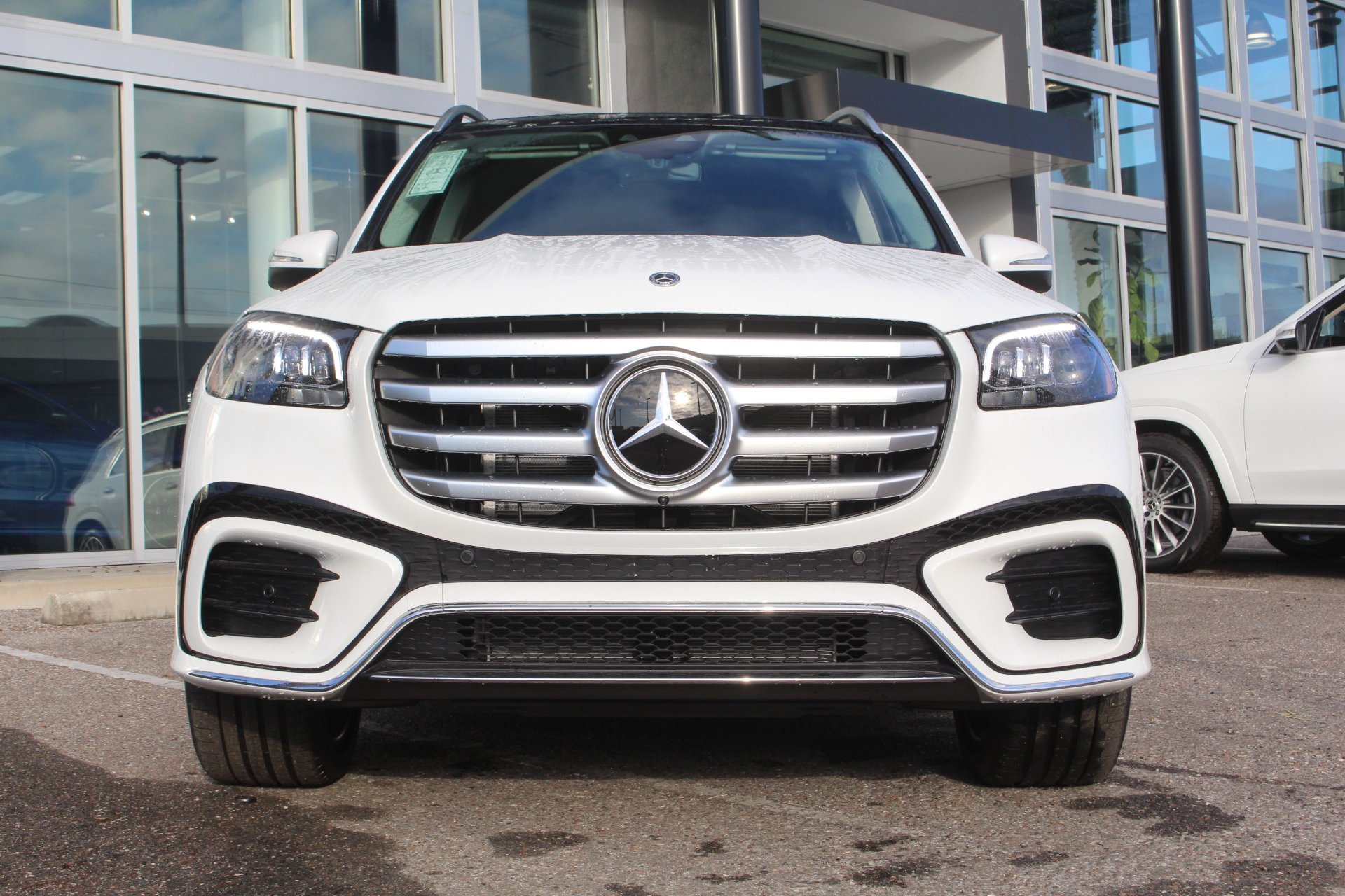 New 2026 MANUFAKTUR Moonlight White Metallic Mercedes-Benz GLS 450 image 9