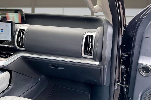 Used 2025 Black Ford Platinum image 17