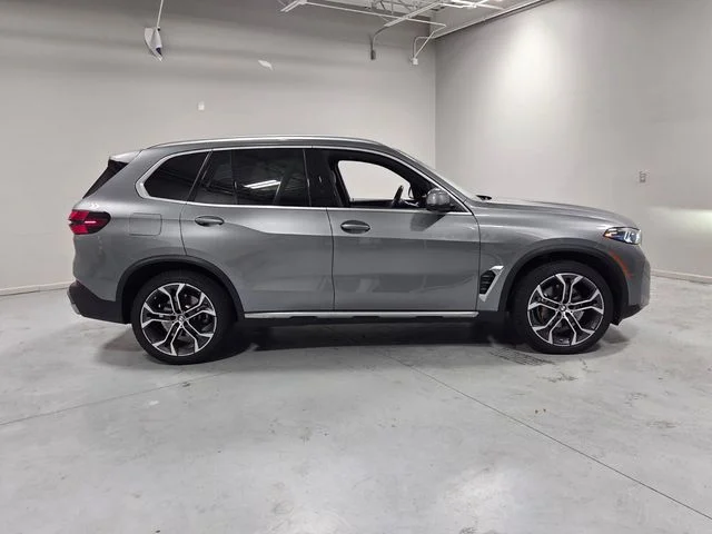 Used 2024 Gray BMW xDrive40i image 14