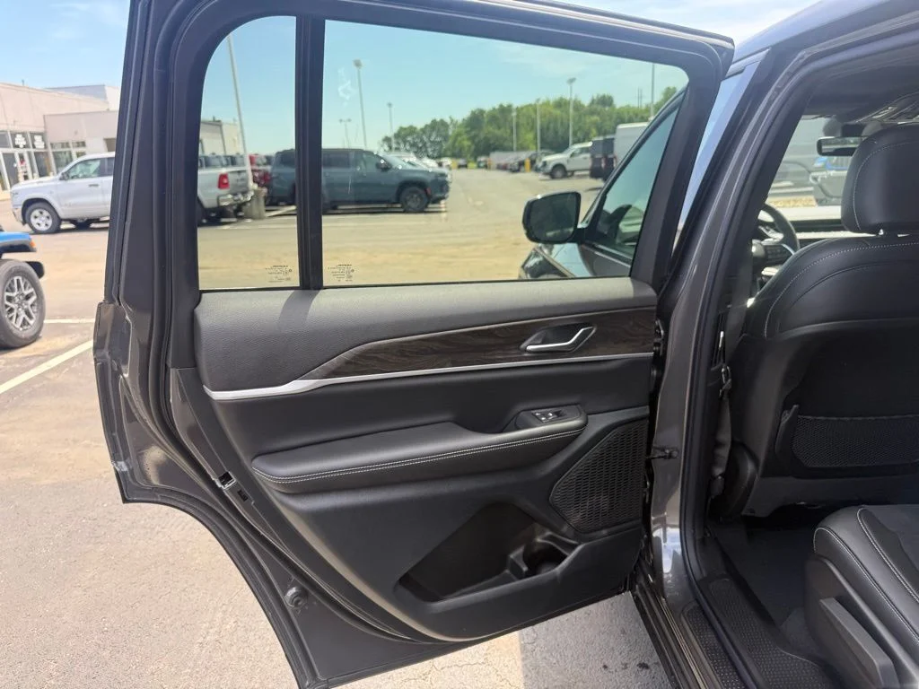 New 2026 Baltic Gray Metallic Clear-Coat Exterior Paint Jeep Laredo image 29